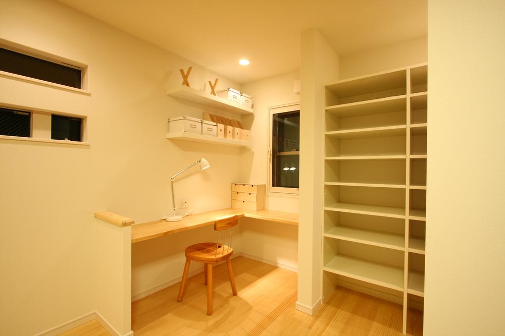 Non-living room. Counter in the corner of the main bedroom, PC desk Ya, You can also use as a cosmetic desk. 