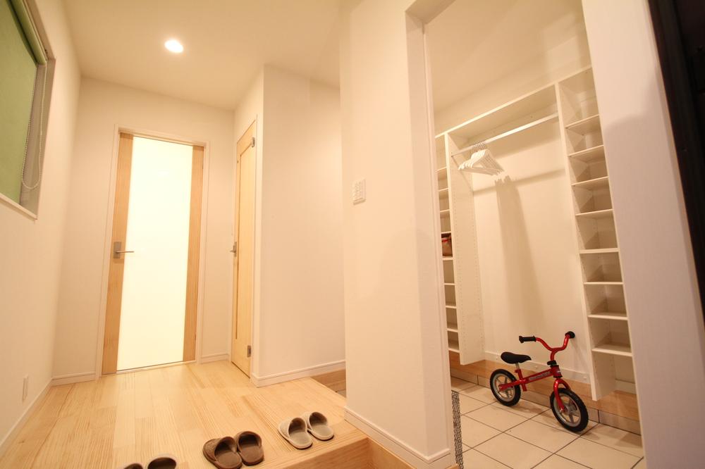 Receipt. Shoes-in closet in the model house entrance, which received good response. You can a wide range of storage from golf back to snowboard. 