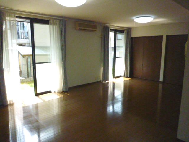 Living. Indoor (10 May 2012) shooting