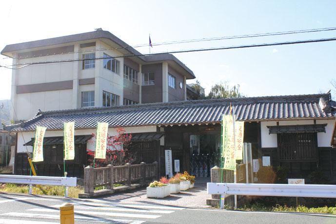 Primary school. Since the 898m elementary school is also close to Kameoka Municipal Sendai River Elementary School, School children also safe.