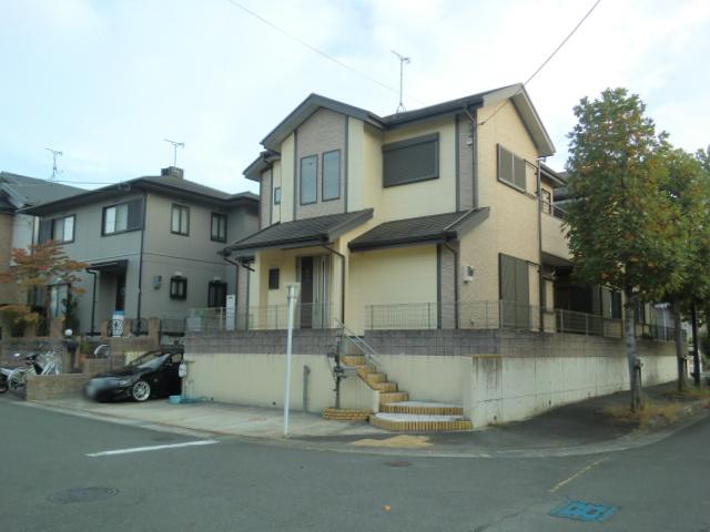 Local photos, including front road. Since the front road is widely corner lot, Bright and airy is good. It is also equipped with sidewalks and street trees, Walk worry.