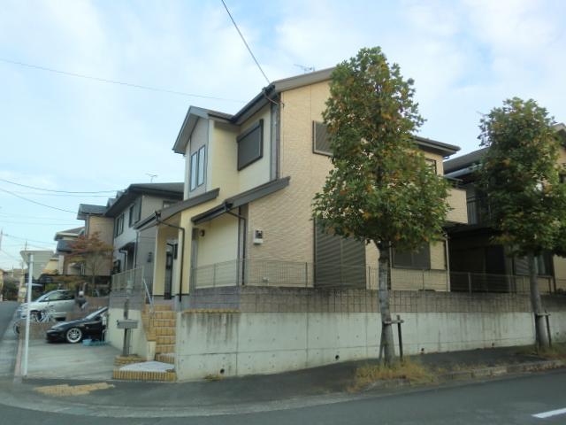 Local photos, including front road. Since the front road is widely corner lot, Bright and airy is good. It is also equipped with sidewalks and street trees, Walk worry.