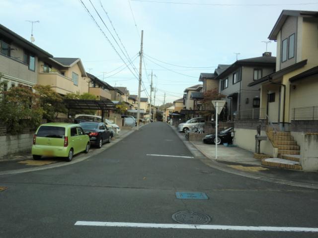 Local photos, including front road. It is a town well-equipped in a quiet residential area.