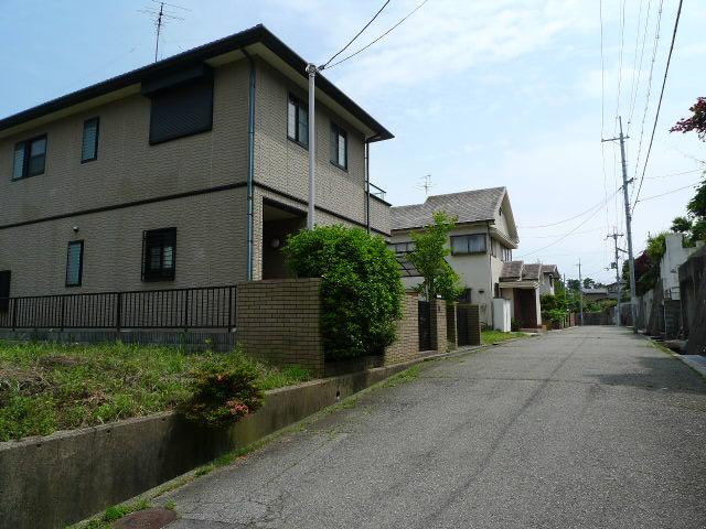 Local photos, including front road. Local (June 2012) shooting