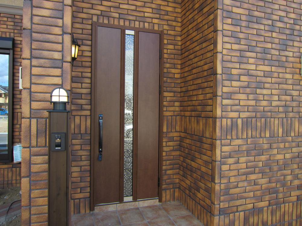 Entrance. The handle of the glass portion of the front door it's really cute. Please, Please check the local. 