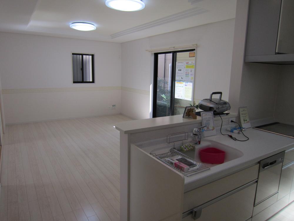 Living. Floor heating in the kitchen and living room! Not cold even in winter dishes! 