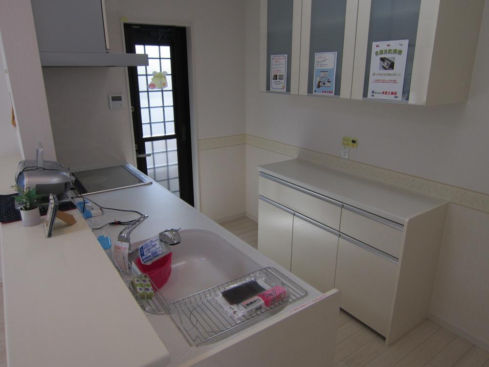 Kitchen. Cup board is standard equipment! Because with earthquake-resistant latch is also safe when the earthquake. 