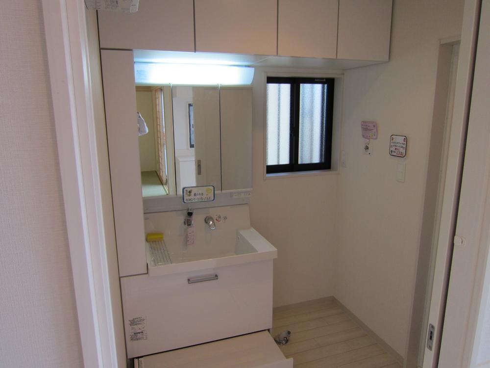 Wash basin, toilet. Housed in the side and the top. In also housed in the three-sided mirror, Quite a storage capacity. 