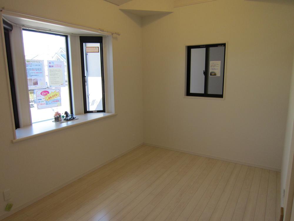Non-living room. Bay window is pretty Western-style! 