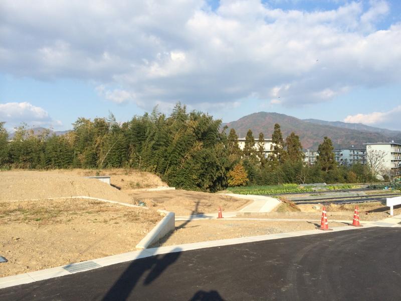 Local land photo. There is no close to tall buildings. 