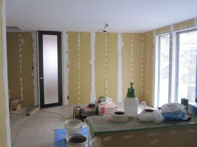 Other local. Living room door that is up to the ceiling, which was a slurry, It looks high ceilings, Also take daylighting.