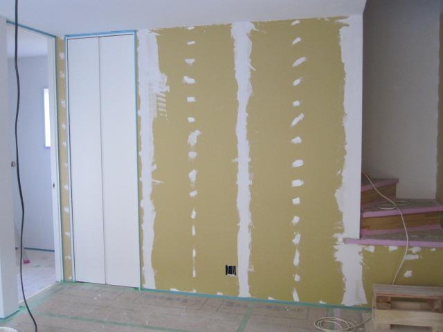 Other local. And living in the stairs, It is housed under the stairs. Storage There are plenty of to-ceiling.