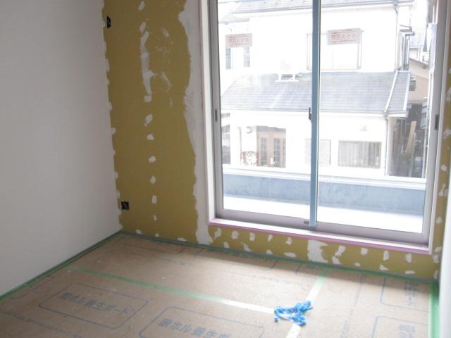 Other local. It is southeast of the corner room. The brightness is also cloudy!