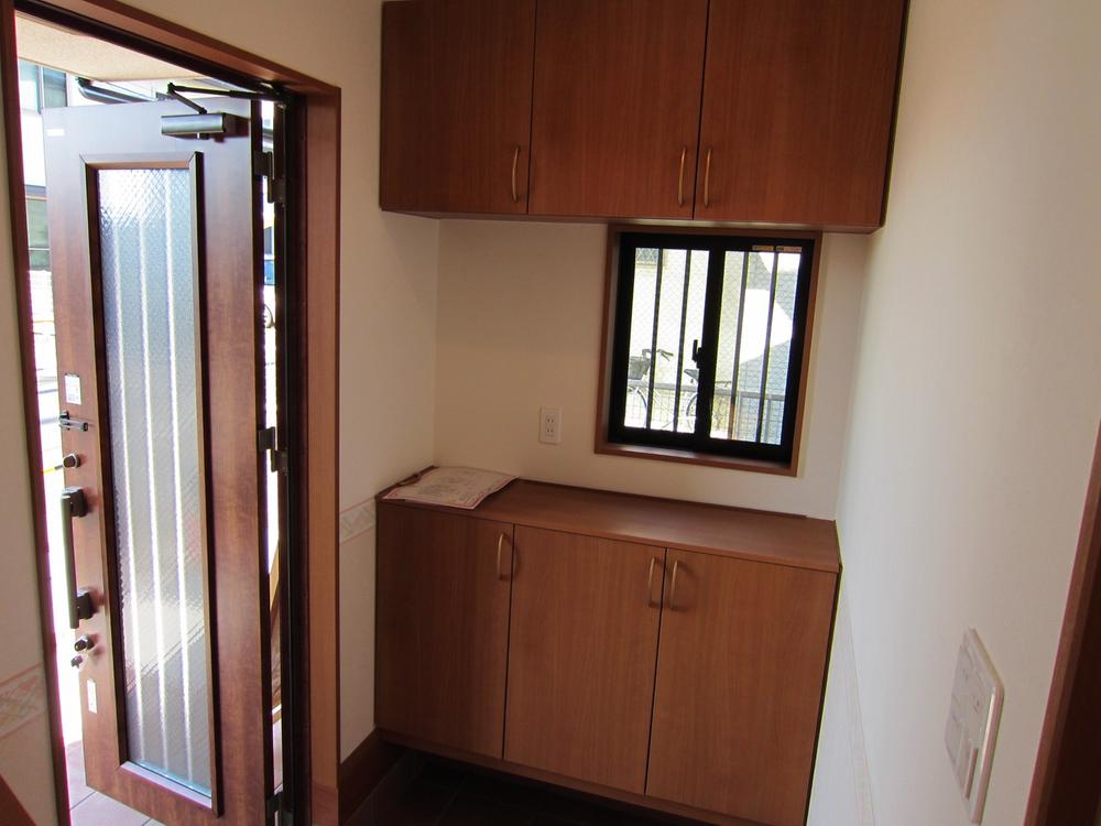 Entrance. With a shoebox with a deodorant effect. 