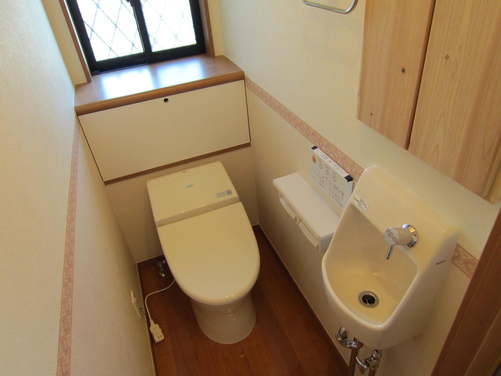 Toilet. Housed plenty of toilet. It is water-saving. 