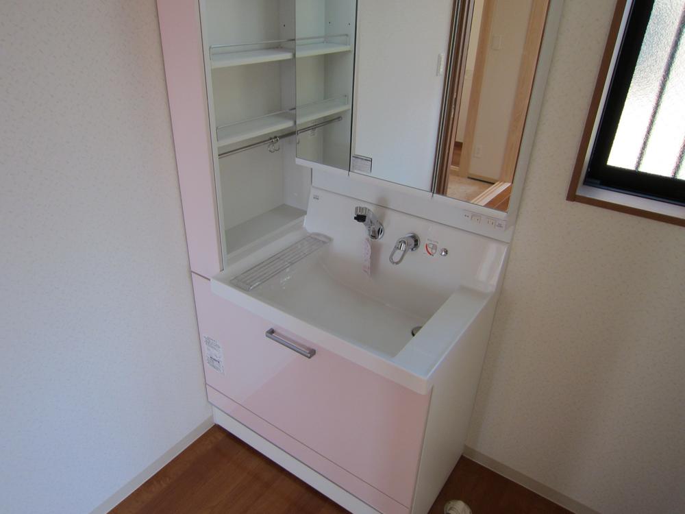 Wash basin, toilet. Both housed secure the top to the side! 