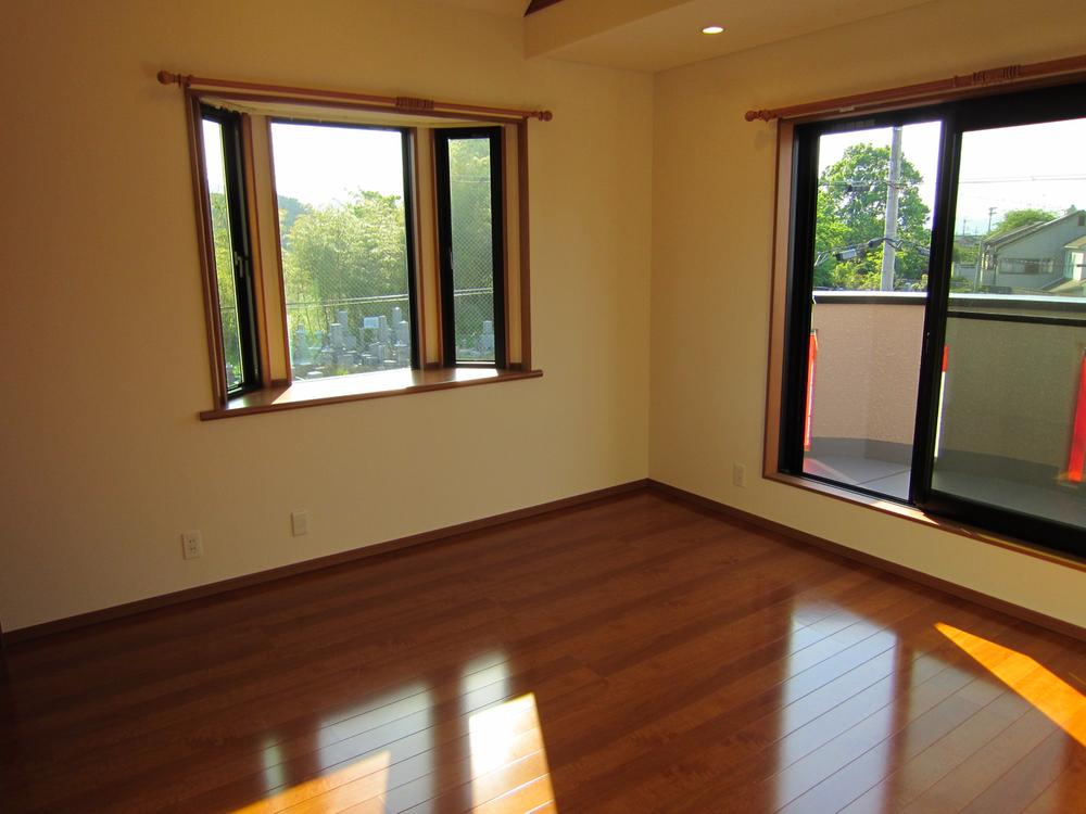 Non-living room. Bedroom with a bright bay window. 