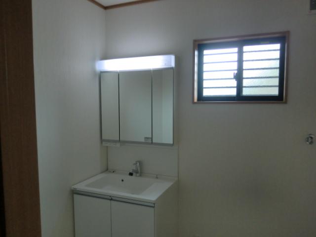 Wash basin, toilet. Easy to clean with faucet shower nozzle. Back it has become a convenient storage in a three-sided mirror specification.