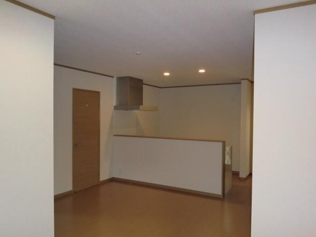 Same specifications photos (living). Easy-to-use face-to-face kitchen and living.