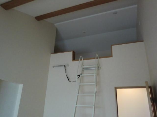 Non-living room. It is with a loft with a ventilation window.