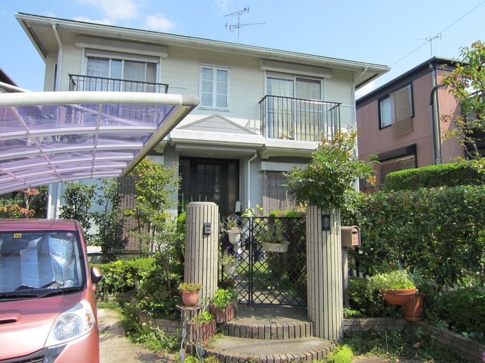 Local appearance photo. It comes with car port, Car is also safe!