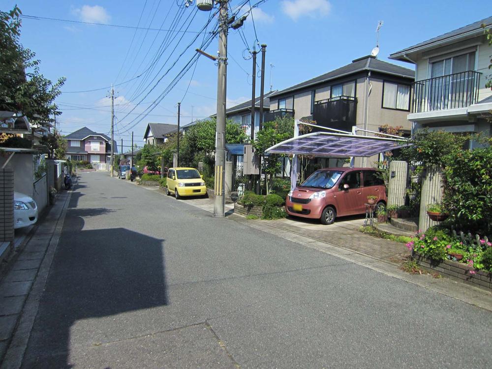 Local photos, including front road. Also equipped compartment!