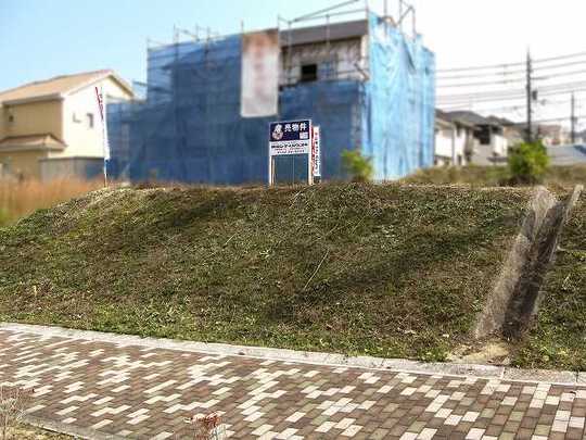 Local land photo. Front road is with sidewalk.