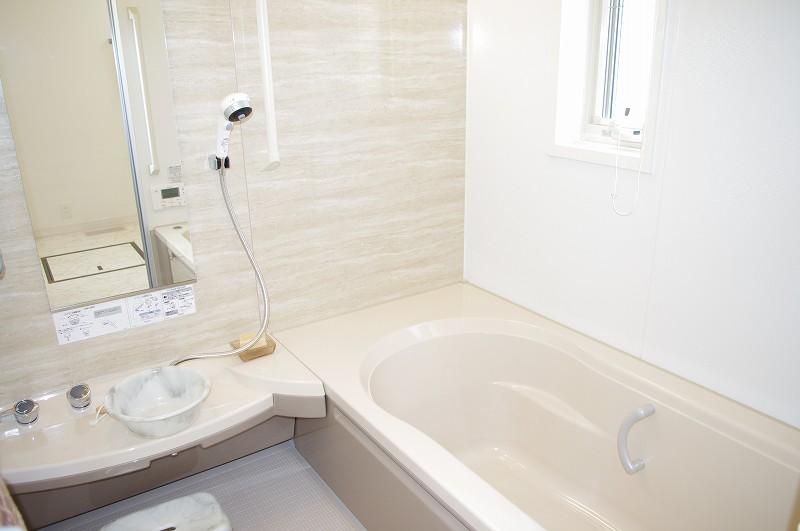 Model house photo. White keynote bathroom (local model house)