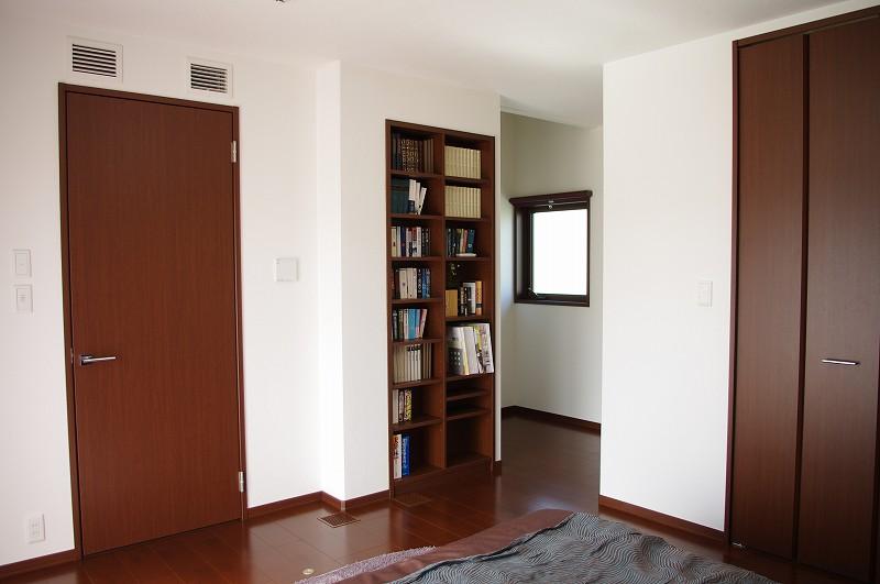 Model house photo. The master bedroom built-in storage (local model house)