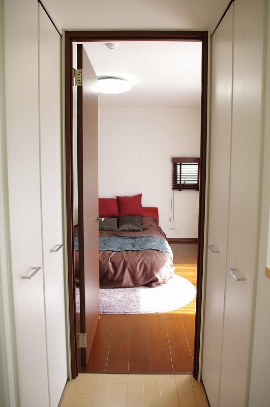 Model house photo. From the second floor staircase, Overlooking the main bedroom (local model house)