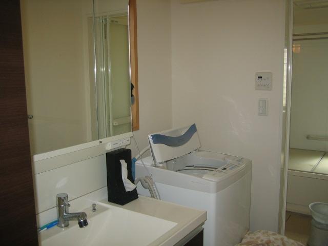 Wash basin, toilet. Room (August 2013) Shooting