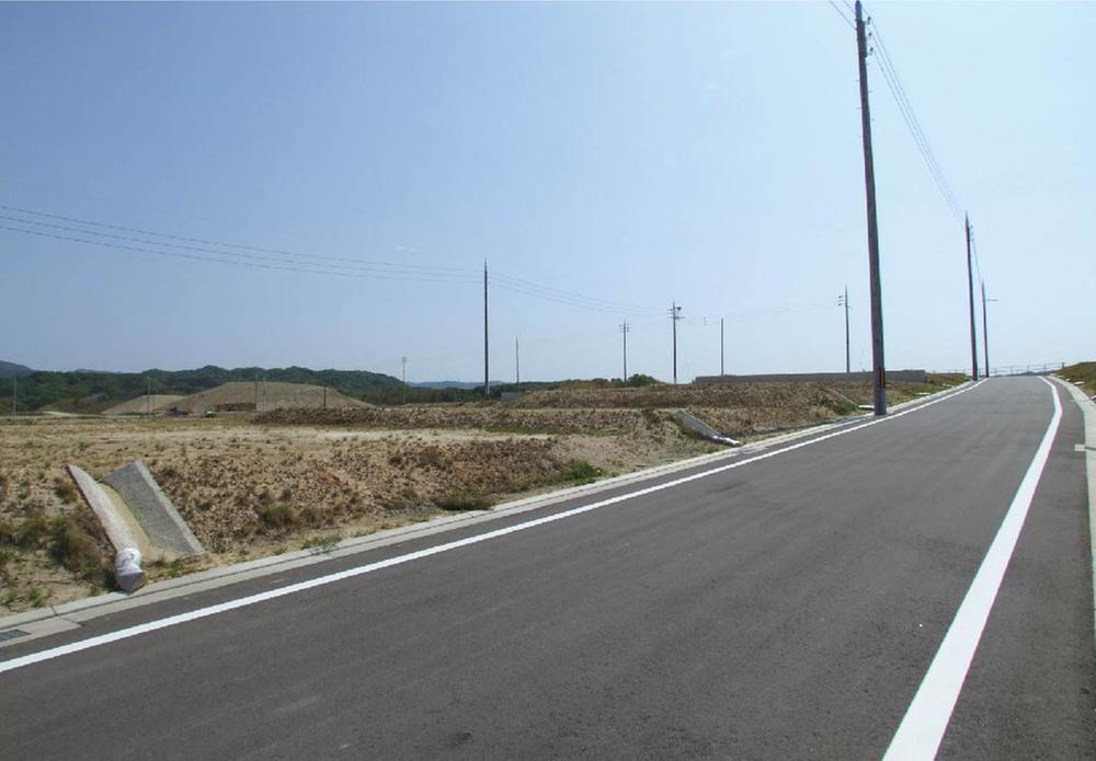 Local photos, including front road. Local (May 2012) shooting