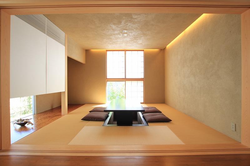 exhibition hall / Showroom.  [Tomigaoka exhibition hall ・ Japanese-style room] Without the fluorescent lamp, By using the cornice lighting, And directs warm atmosphere. 