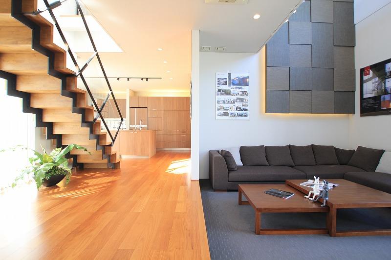 exhibition hall / Showroom.  [Tomigaoka exhibition hall] One step depressed living space. Also good to sit on the step, It seems to Japanese, Image of a life that was dropped the eyes. 