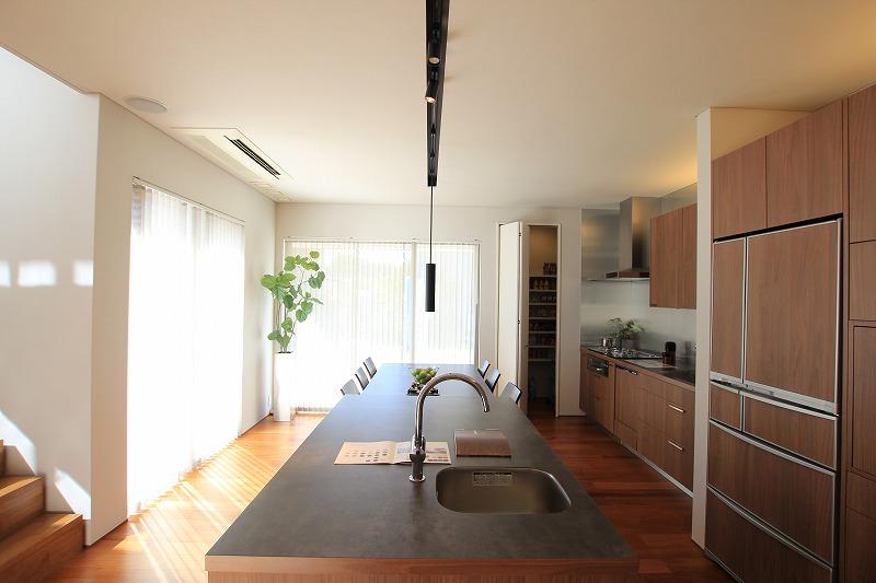 exhibition hall / Showroom. Breakfast to celebrate in such a wonderful dining kitchen, Worthy of the place to tell the beginning of a wonderful day of family. (Tomigaoka Nara Exhibition Center)