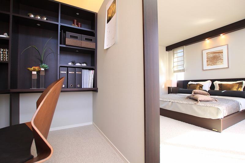 exhibition hall / Showroom. Glad to dad, The bedroom next to the study space. By separating a piece of wall, Privacy can also ensure. (Tomigaoka Nara Exhibition Center)