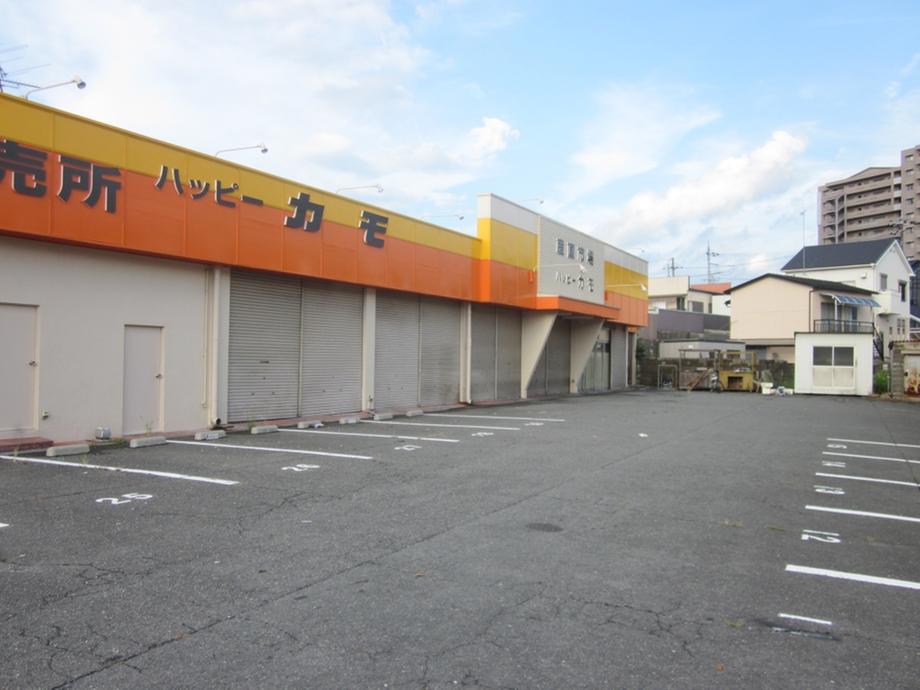 Supermarket. 462m to Happy duck