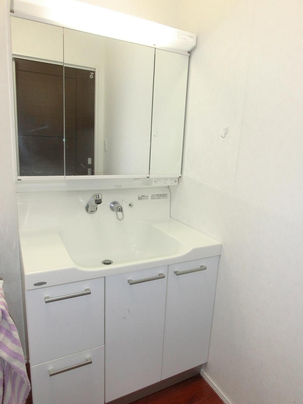 Wash basin, toilet. Indoor (11 May 2013) Shooting