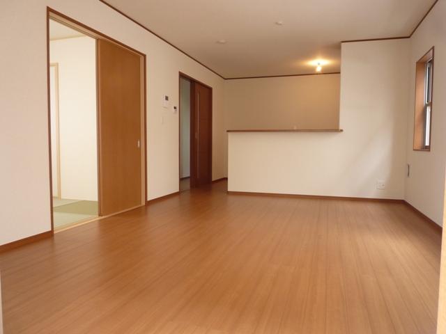 Same specifications photos (living). Example of construction photos (living) Face-to-face kitchen adopted, Happy south daylighting! 