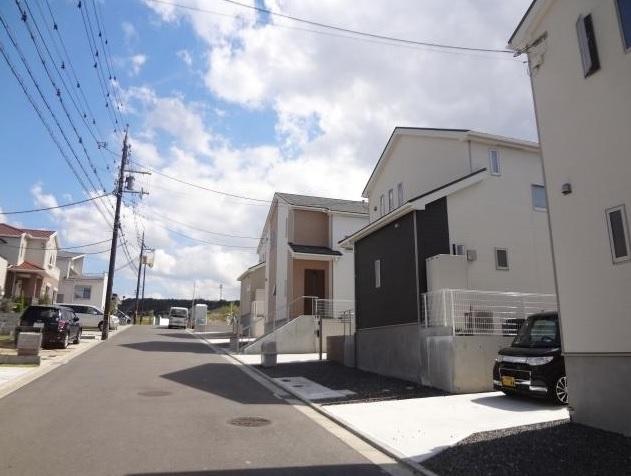 Local photos, including front road. New life freely in a quiet residential