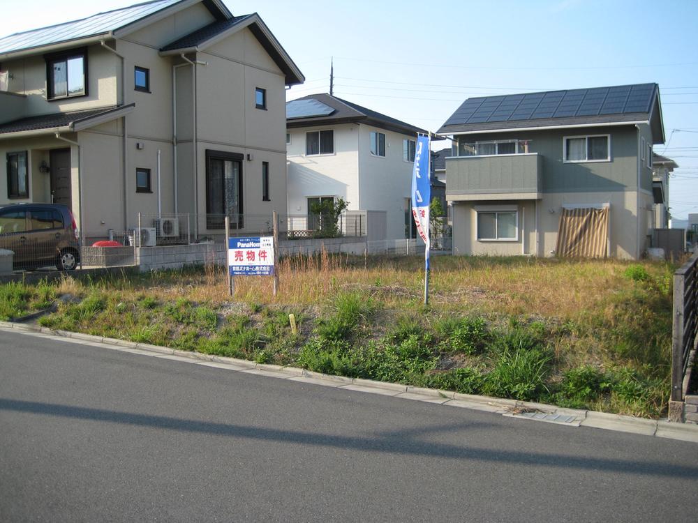 Local photos, including front road. No. 43 place