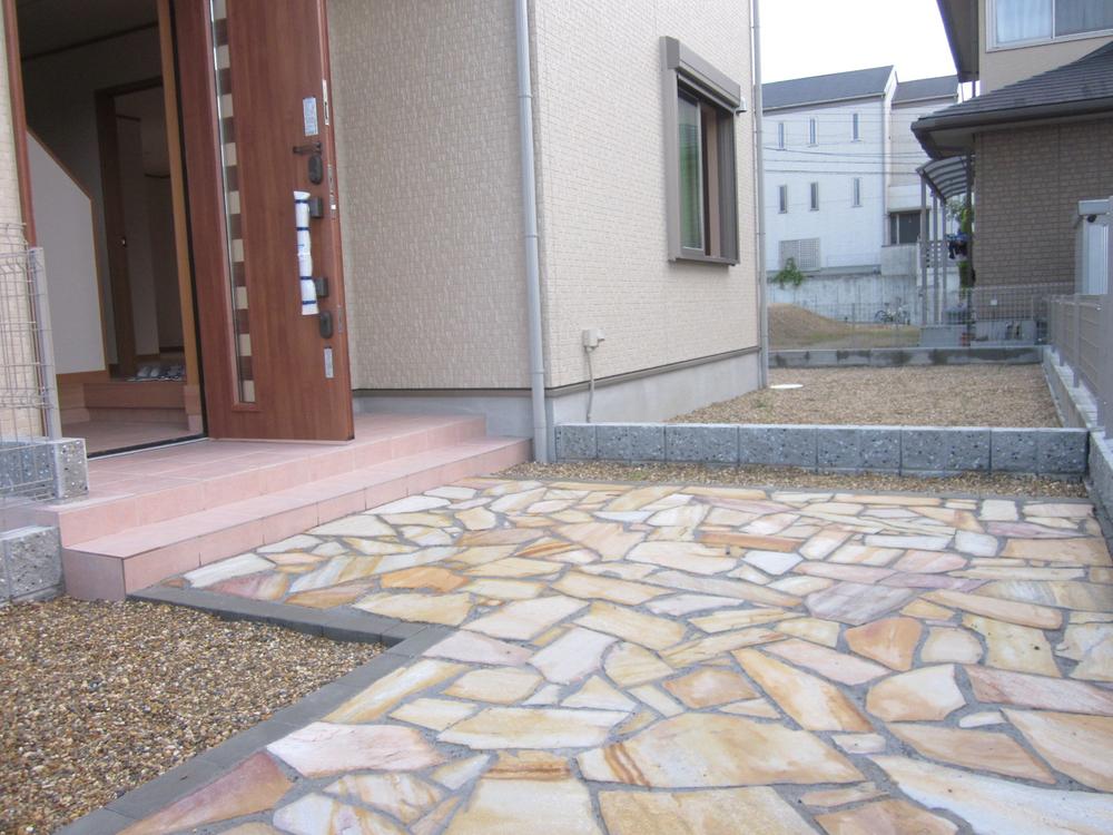 Local appearance photo. Pouch