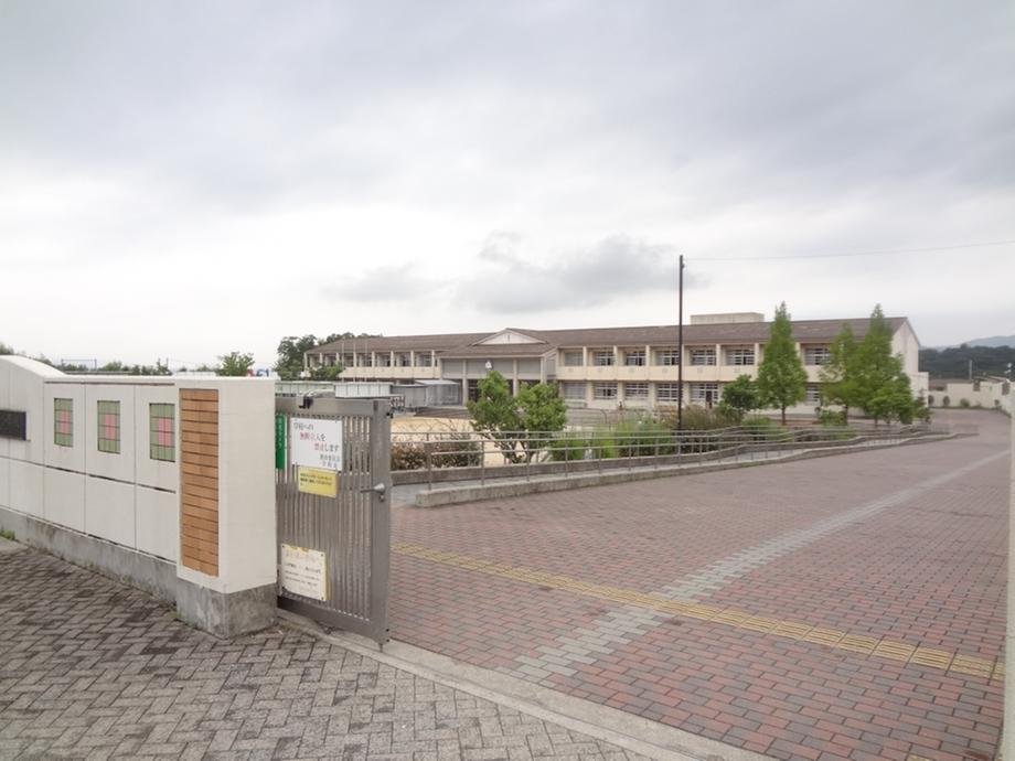 Primary school. Kizugawa stand Umemidai to elementary school 768m