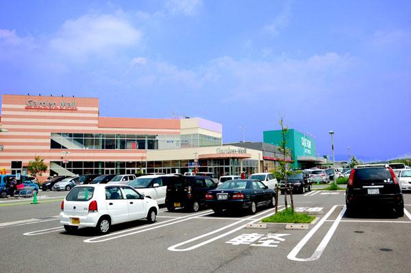 Shopping centre. 1100m to Garden Mall Kizu