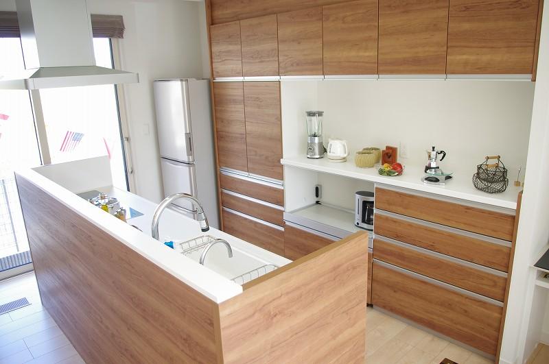 Model house photo. Neighborhood model house / Kitchen (offers tours)