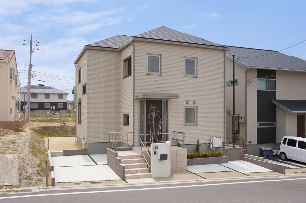 Model house photo. Ceramic sale model house published in