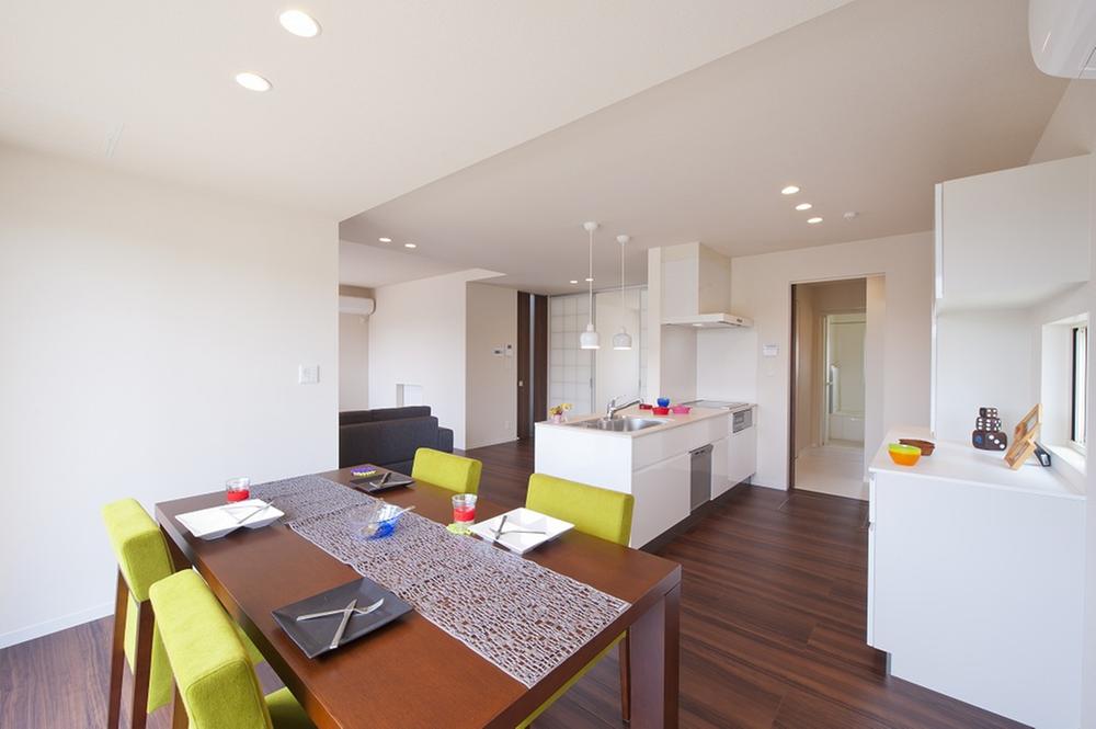 Model house photo. There are large windows on the south side, Bright dining space. 