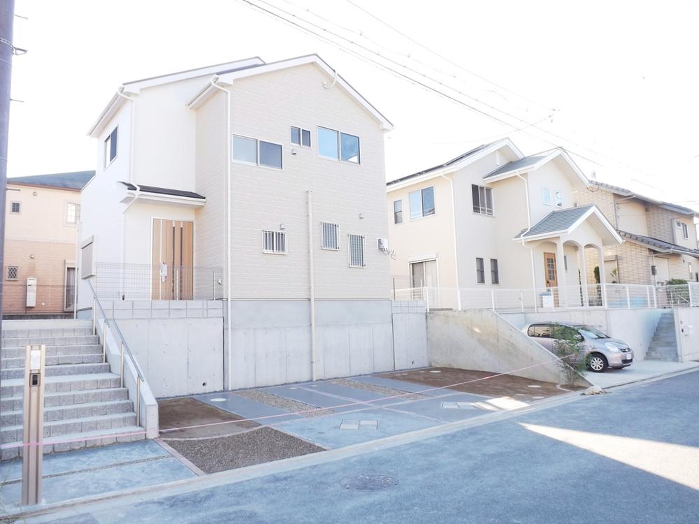 Local photos, including front road. Local streets! 