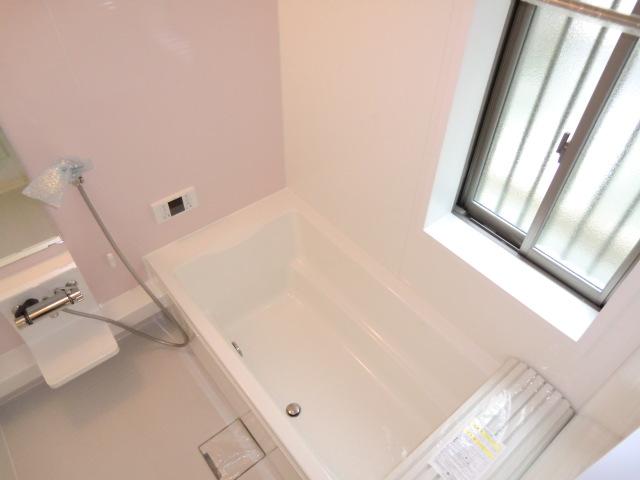 Bathroom. Water-saving, Excellent thermal insulation "Raku eco bathtub! " Bathroom with heating dryer!