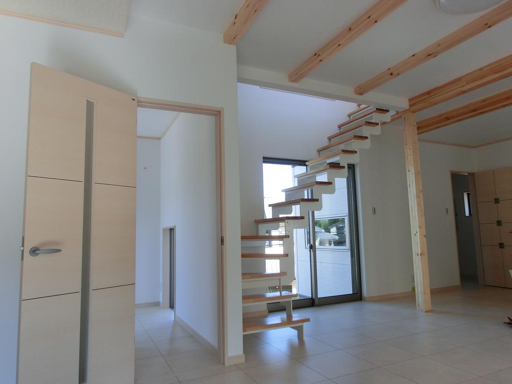 Living the contrast of the flooring and white off a gloss feel the simple beauty. Is felt commitment to the appearance details such as the strip stairs. Example of construction